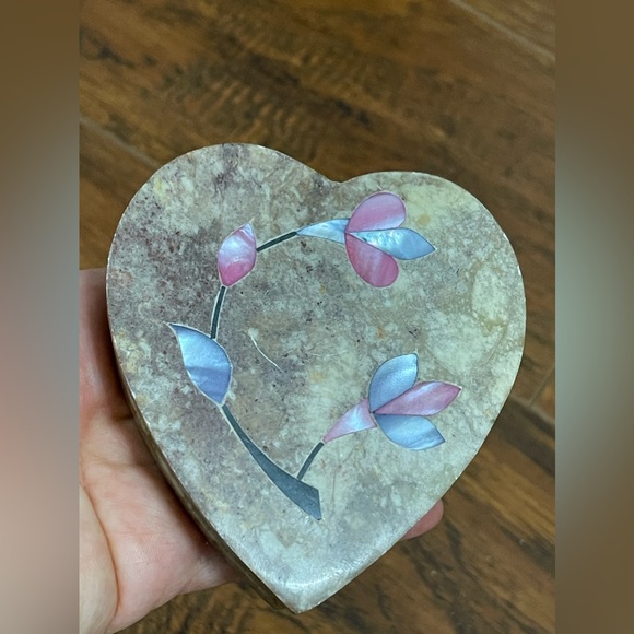 Vintage Soapstone Heart Trinket box Mother of Pearl Inlay & Pierced sides Small - Picture 5 of 7
